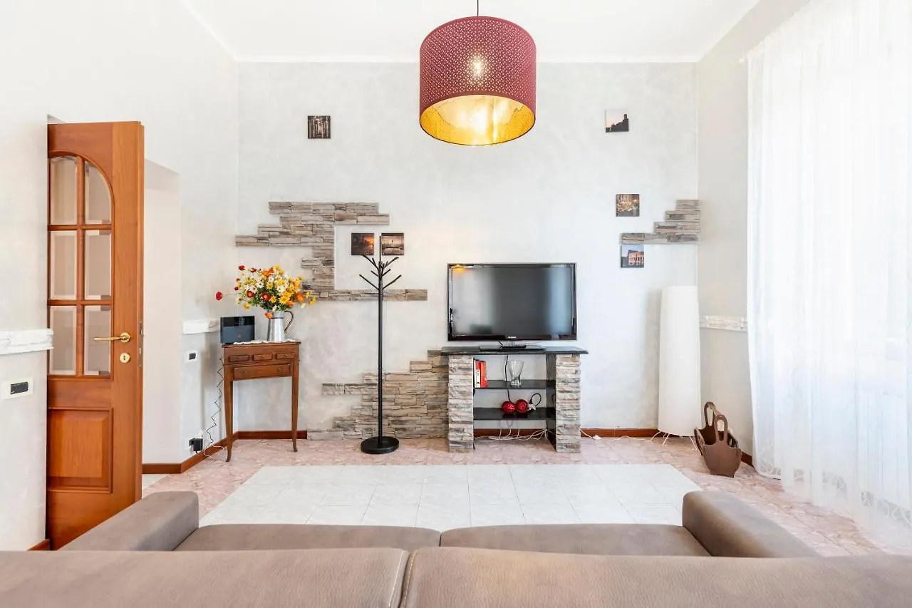 Hostly - Domus Happya - Dream In The Appia Antica Park Apartment Rome Italy
